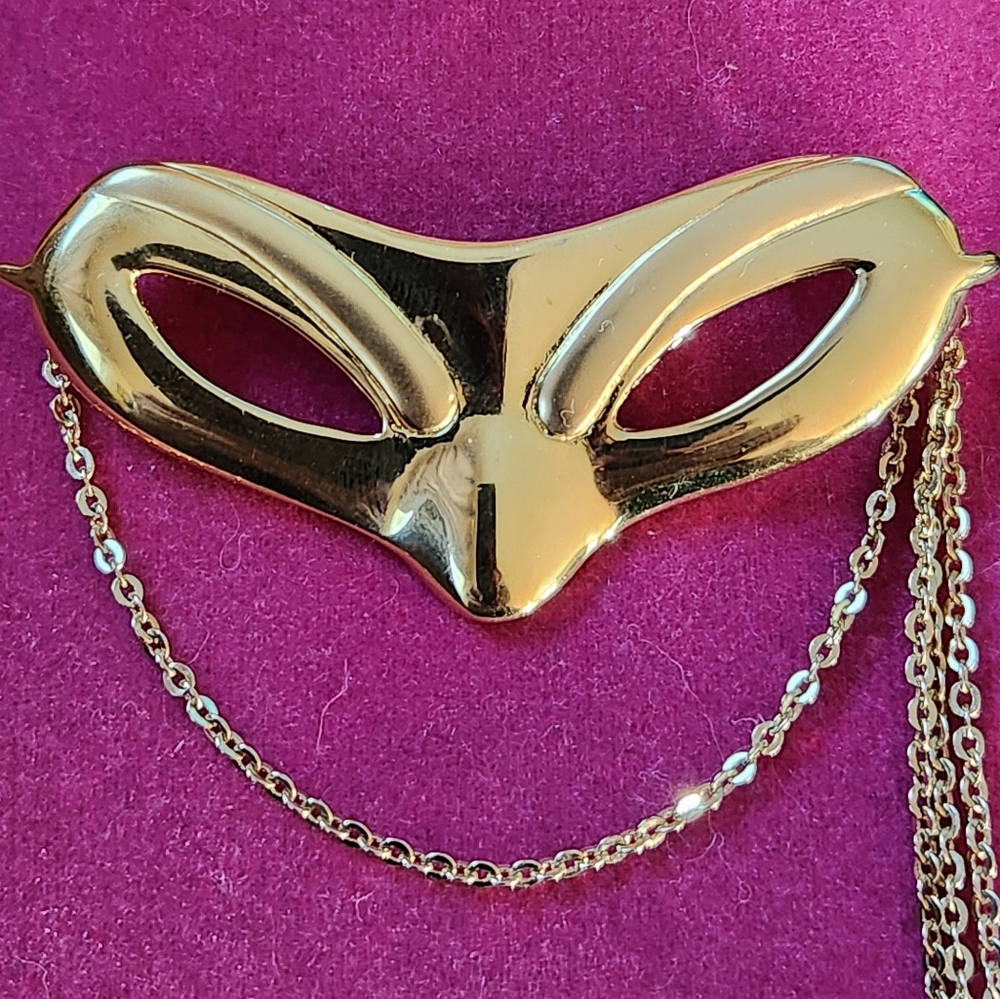 MASQUERADE BALL MASK PIN ~ GOLD TONE ~ VINTAGE ~ - Picture 2 of 5